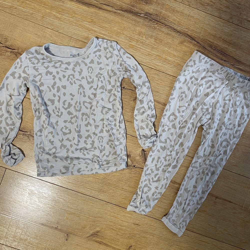 Kyte BABY Beige Leopard Kids Pajama Set